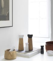 Billede af Normann Copenhagen Craft Saltkværn Lille H: 18 cm - Hvid Marmor/Eg