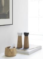 Billede af Normann Copenhagen Craft Peberkværn Lille H: 18 cm - Sort Marmor/Eg
 