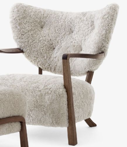 &Tradition Wulff ATD2 Lounge Chair Inkl. Pouf SH: 41 cm - Oiled Walnut / Sheepskin Moonlight KAMPAGNETILBUD