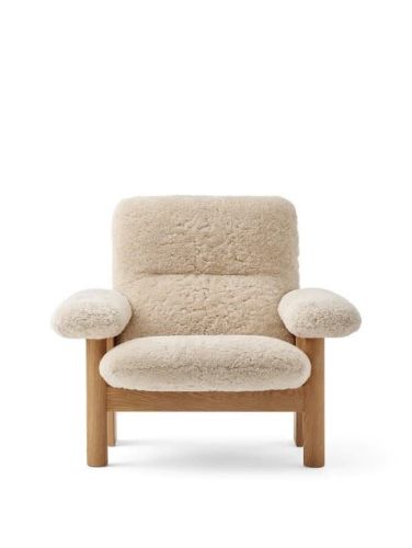 Audo Copenhagen Brasilia Lounge Chair SH: 39 cm - Natural Oak/Sheepskin Nature
