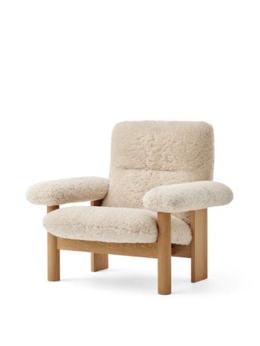 Audo Copenhagen Brasilia Lounge Chair SH: 39 cm - Natural Oak/Sheepskin Nature