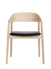 Billede af Andersen Furniture AC2 Stol SH: 43,5 cm - Eg Hvidpigmenteret Lak/Sort Læder