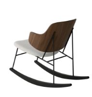 Billede af Audo Copenhagen The Penguin Rocking Chair SH: 42 cm - Walnut/Hallingdal Grey