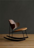 Billede af Audo Copenhagen The Penguin Rocking Chair SH: 42 cm - Walnut/Leather Cognac