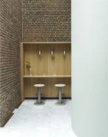 Billede af Normann Copenhagen Pole Barstol H: 65 cm - Sort Stål/Fyrretræ