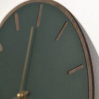 Billede af Hemverk Vægur Ø: 28 cm – Conifer Dark Oak/Guld