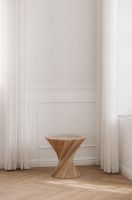 Billede af VIA Copenhagen Hyperbel Sidebord H: 47 cm - Oak White Oil/Clear Glass