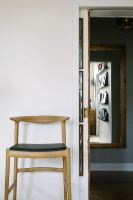 Billede af Bernstorffsminde Møbelfabrik Bridge Barstol SH: 75 cm - Sæbebehandlet Eg/Sort Læder