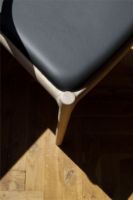 Billede af Bernstorffsminde Møbelfabrik Bridge Armstol SH: 43 cm - Sæbebehandlet Eg/Sort Læder