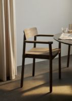 Billede af &Tradition Betty TK10 Armchair SH: 47 cm - Lacquered Oak