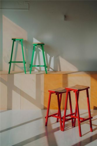HAY Taburete 8 Bar Stool Low - Soft Jade Green Powder Coated Base/Lacquered Oak Veneer 