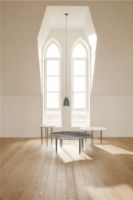 Billede af GUBI IOI Coffee Table Round Ø: 100 cm - Black Semi Matt/Brass Sphere/Rippled Beige 