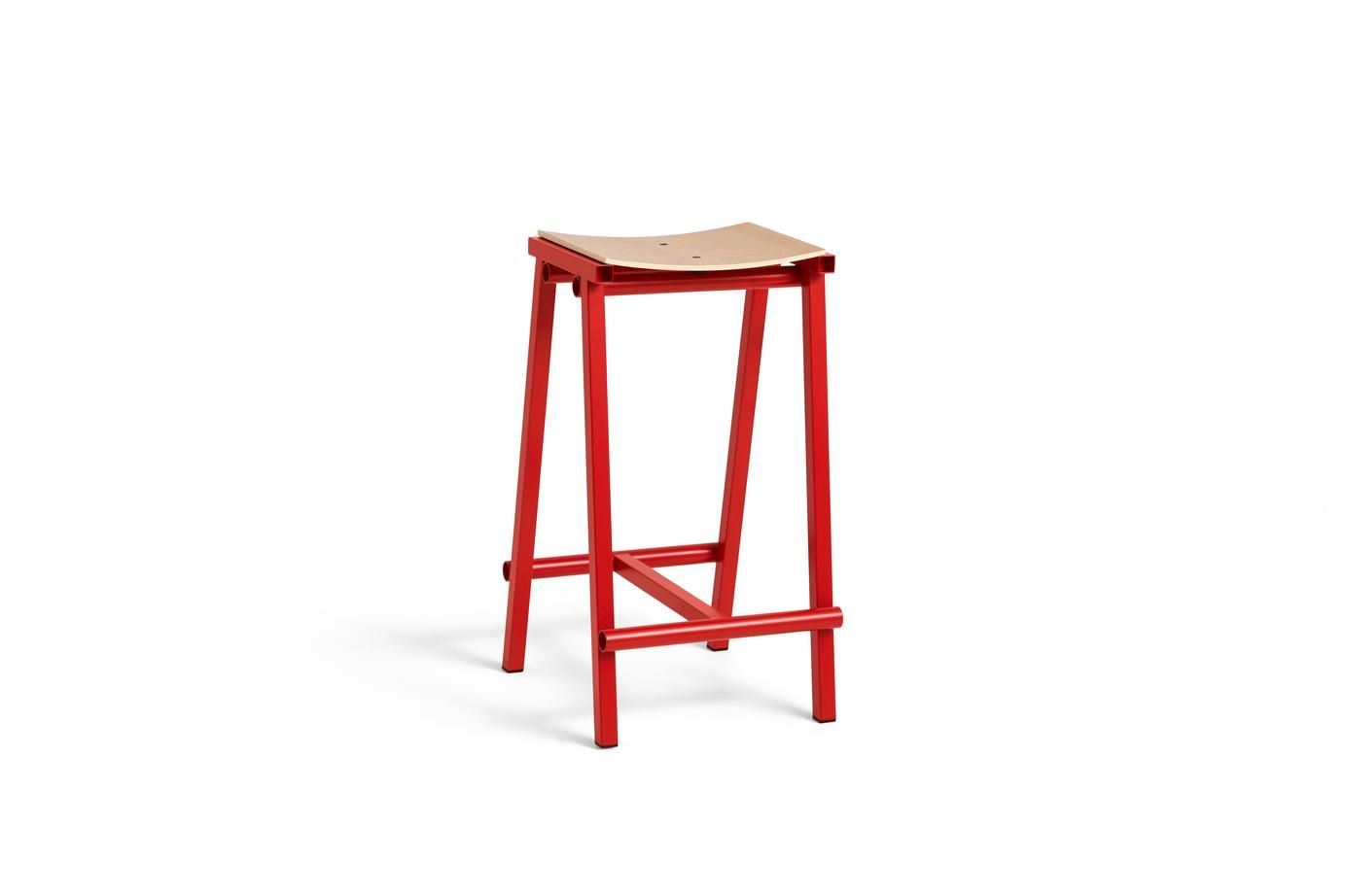 Billede af HAY Taburete 8 Bar Stool Low - Signal Red Powder Coated Base/Lacquered Oak Veneer