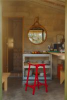 Billede af HAY Taburete 8 Bar Stool Low - Signal Red Powder Coated Base/Lacquered Oak Veneer