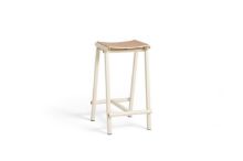 Billede af HAY Taburete 8 Bar Stool Low - Eggshell Powder Coated Base/Lacquered Oak Veneer