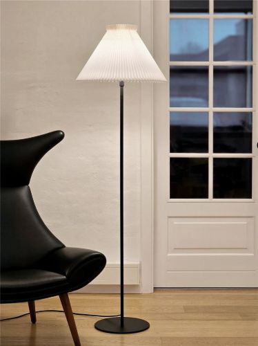 Le Klint 334 Gulvlampe Høj H: 155 cm - Sort/Papir Hvid