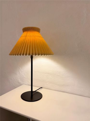 Le Klint 334 Bordlampe H: 50 cm - Sort/Papir Buttermilk