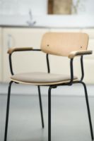 Billede af FDB Møbler J183 Holmen Stablestol m. armlæn - Sort stål, Eg, Taupe FORUDBESTIL: JULI 