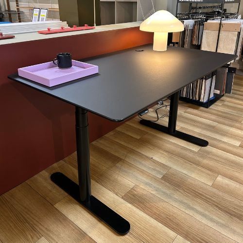 Montana Office HiLow2 skrivebord 140x80 cm  - Linoleum black/black stel/kabelgennemføring Udstillingsmodel 17 2022