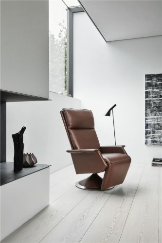 BERG Furniture Ceto Lænestol m. Fjernbetjening SH: 49 cm - Mat Krom/Nordic Brun Læder