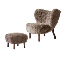 Billede af &Tradition Little Petra VB1 Loungechair & ATD1 Pouf - Oiled Walnut/Sheepskin Sahara
