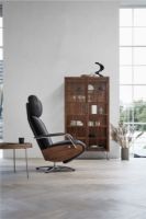 Billede af BERG Furniture Coda Lænestol m. Fjernbetjening SH: 49 cm - Rustical Sort Læder/Valnød