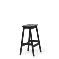 Billede af Form & Refine Angle Bar Stool H: 65 cm - Sort Bøg