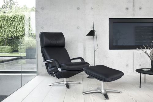 BERG Furniture Nasa Høj Åben Arm Lænestol m. Justerbar Nakkepude inkl. Skammel SH: 46 cm - Mat Aluminium/Berg Soft Sort Læder