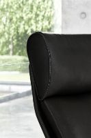 Billede af BERG Furniture Nasa Høj Åben Arm Lænestol m. Justerbar Nakkepude inkl. Skammel SH: 46 cm - Mat Aluminium/Berg Soft Sort Læder