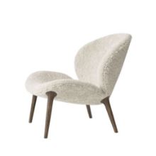 Billede af Vipp 469 Lodge Lounge Chair Low H: 77 cm - Dark Oak/Sheepskin Curly Off-White