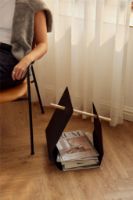 Billede af Andersen Furniture Edge Magazine Holder H: 45 cm - Metal/Egetræ