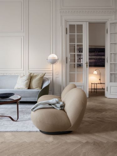GUBI Multi-Lite gulvlampe Brass base - Soft Black skærm 