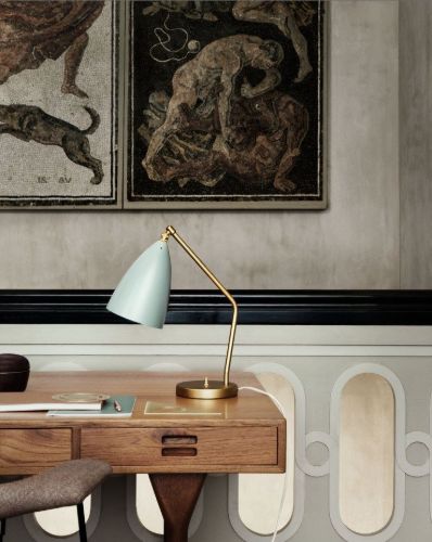 GUBI Gräshoppa Table Lamp H: 41 cm - Dusty Blue