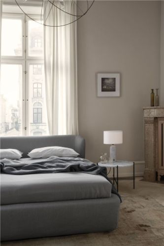 GUBI TS Coffee Table Ø:55 cm black base - Marble White top