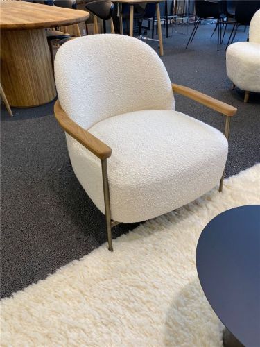 GUBI Sejour Lounge Chair Fully Upholstered W Armrest SH: 35 cm - Oiled Oak / Dedar 001