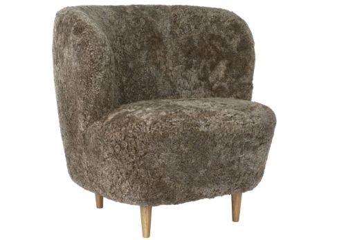 GUBI Stay Lounge Chair Fully Upholstered SH: 40 cm - Sahara/Oak