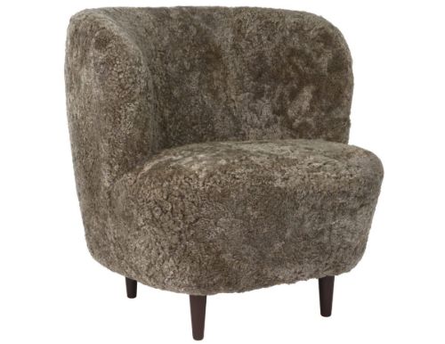 GUBI Stay Lounge Chair Fully Upholstered SH: 40 cm - Sahara/American Walnut