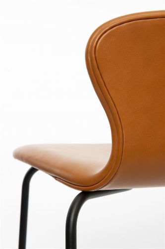 Bruunmunch PLAYchair Bar LowBack Fully Upholstered SH: 75 cm - Black/Cognac Hero Leather