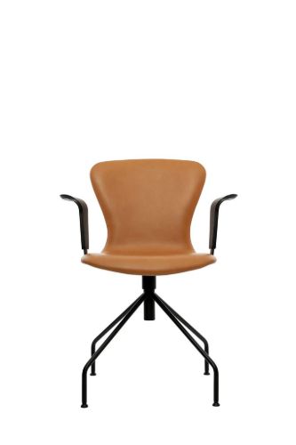 Bruunmunch PLAYChair Swing Fully Upholstered w. Armrest SH: 45 cm - Black/Cognac Hero Leather