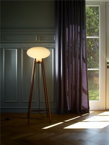 FDB Møbler U5 Hiti Gulvlampe m. Sort Ledning H: 124 cm - Sortmalet Eg/Opal Glas