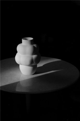 Louise Roe Balloon Vase #04 Petit H: 18 cm - Raw White