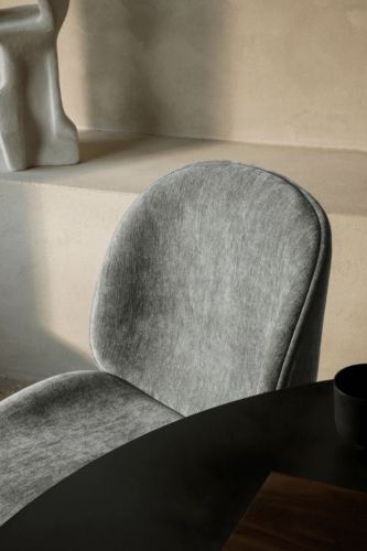 GUBI Beetle Dining Chair SH: 45,5 cm - Black Base / Dedar Belsuede Special