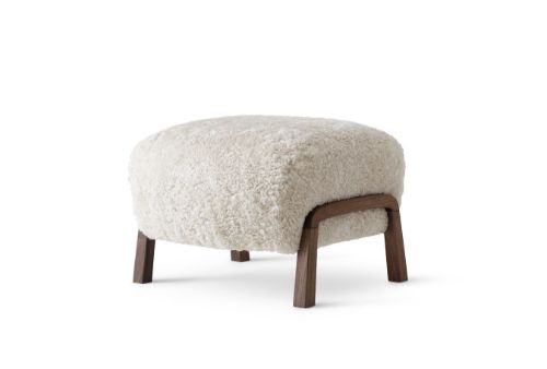 &Tradition Wulff Pouf ATD3 SH: 39 cm - Sheepskin Moonlight/Walnut