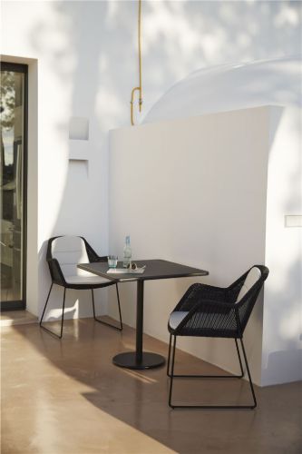 Cane-line Outdoor Go Cafébord + Breeze Stole Havemøbelsæt - Lava Grey/Aluminium/Black