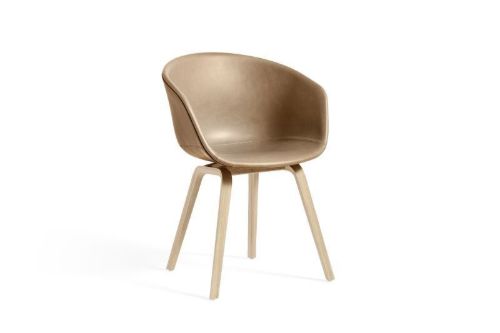 HAY AAC23 About a Chair Spisebordsstol Fuldpolstret m. Armlæn  - Lacquered Oak Veneer/Sense Nougat Kampagne