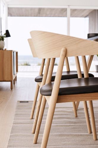 Andersen Furniture AC2 Stol SH: 43,5 cm - Eg Hvidpigmenteret Lak/Sort Læder