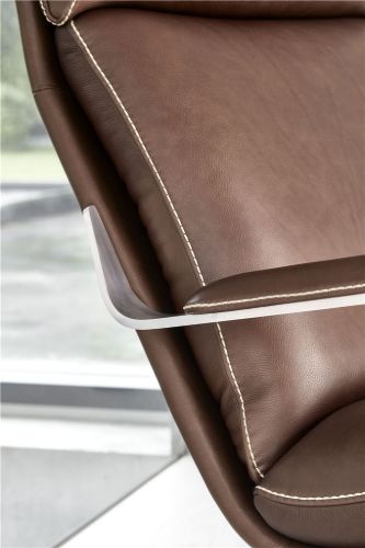 BERG Furniture Nasa Høj Åben Arm Lænestol m. Justerbar Nakkepude inkl. fodskammel SH: 46 cm - Mat Aluminium/Rustical Choko Læder
